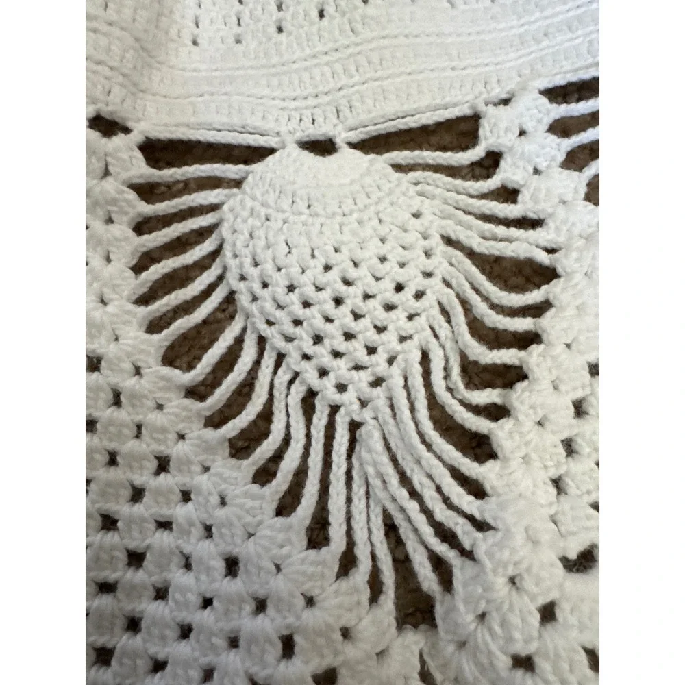Vintage White Crochet Round Tablecloth Pineapple Lace Doily 27.5 Inch Cotton